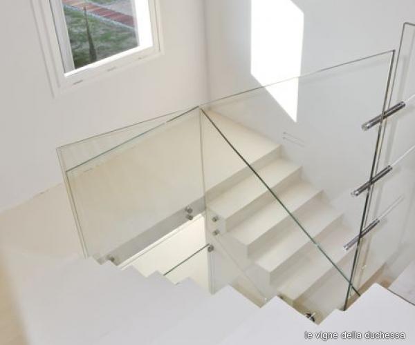 rivestimento in resina bianco di una scala