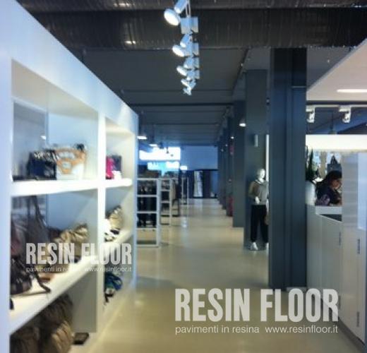 pavimentazione di outlet in resina