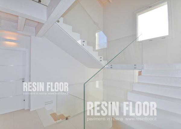 scala con rivestimento in resina bianco