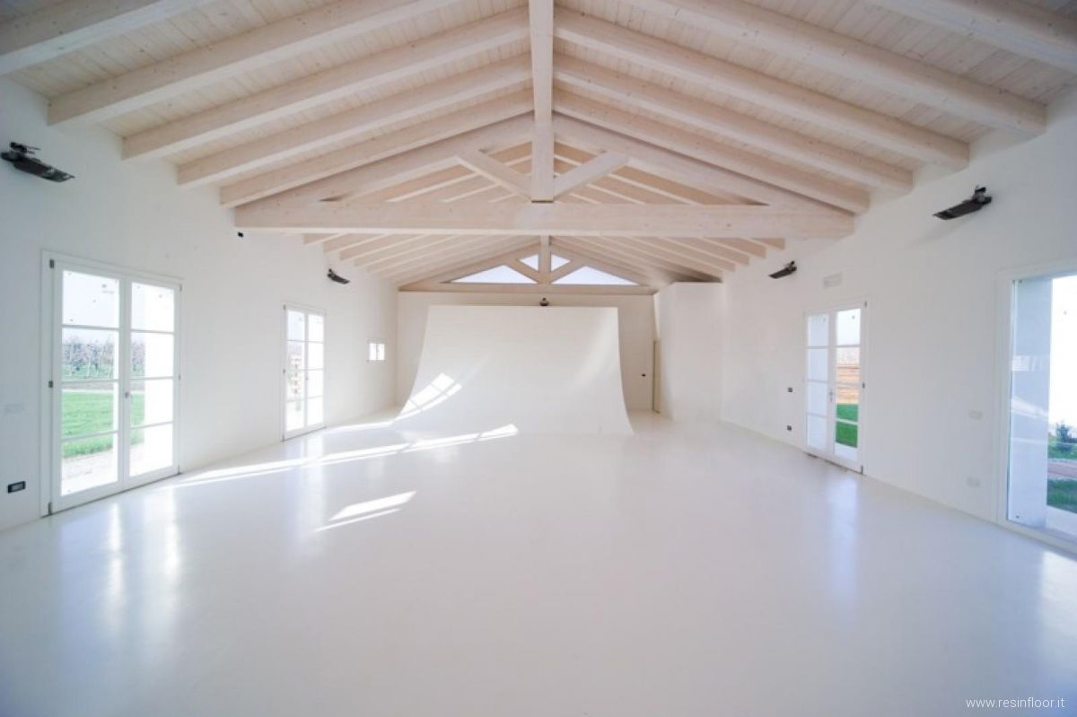 Pavimento bianco puro in resina resin floor srl Pavimenti in resina reggio emilia